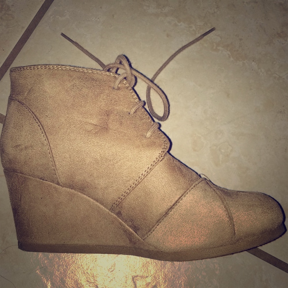 tan brown shoes with cheetah print